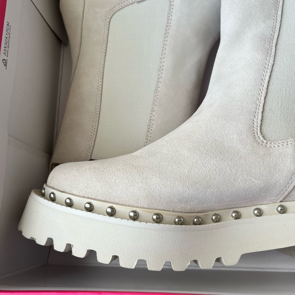 VINCE CAMUTO MILKY WHITE STUDDED MEENDEY PULL-ON BOOTS - Picture 15 of 16